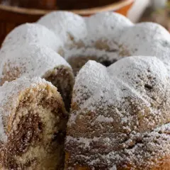 Puszysta babka włoska z marmurkowym wnętrzem, obficie posypana cukrem pudrem. Idealna na deser.