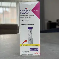 Opakowanie Mounjaro KwikPen 10 mg. Po miesiącu stosowania widać pierwsze mounjaro efekty.