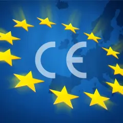 Symbol CE na tle mapy Europy i gwiazd. Oznacza zgodność z normami Unii Europejskiej, co jest kluczowe dla wielu produktów.