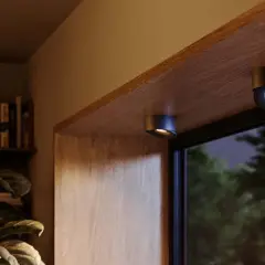 Dwa dyskretne reflektory LED na baterie oświetlają drewniany parapet. Zastanawiasz się, jak długo świecą lampki LED na baterie?