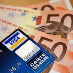 Carte bancaire Visa et billets de 50 euros. Attention, un virement par erreur peut arriver vite.