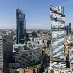 Varso Tower i inne wieżowce w centrum Warszawy w słoneczny dzień.