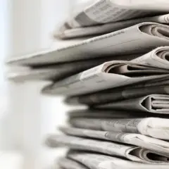 Stos gazet, symbolizujący branżę wydawniczą, czeka na skutki zmian w prawie autorskim w 2026 roku.