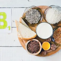 Produkty bogate w witaminę B1: ryż, kasza gryczana, orzechy, nasiona słonecznika, groch, mleko, jajko i chleb.