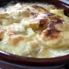 Pommes de terre, lardons et fromage raclette gratinés au four, un plat réconfortant et savoureux.