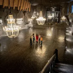 Wielka Sala w Kopalni Soli "Wieliczka", gdzie można kupić bilety, zachwyca kryształowymi żyrandolami i solnymi rzeźbami.