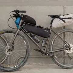 Bicicleta de montaña lista para una aventura de bikepacking, equipada con alforjas y bolsas de cuadro.