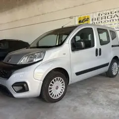 Fiat Qubo benzina, un veicolo versatile e spazioso, parcheggiato in un concessionario.