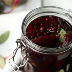 Słoik z domowym zakwasem z buraków, z dodatkiem ziela angielskiego i pieprzu.