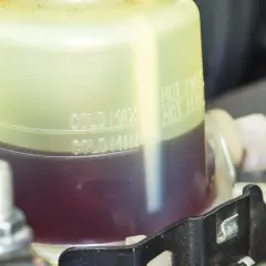 Serbatoio liquido servosterzo con indicazioni min/max. Livello basso o fluido vecchio possono causare sterzo duro.