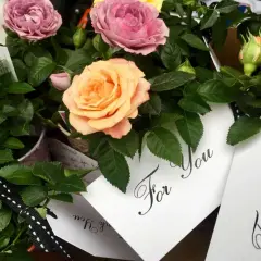 Róże w pastelowych kolorach, z kartkami "For You" i "Thank You" – piękne podziękowania dla wychowawcy od rodziców.