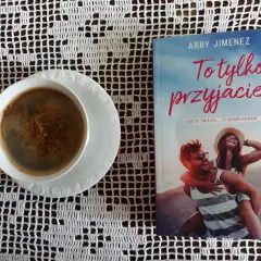 Kawa i książka "To tylko przyjaciel" Abby Jimenez. Czytelniczka zastanawia się, czy on nie chce związku tylko przyjaźni.