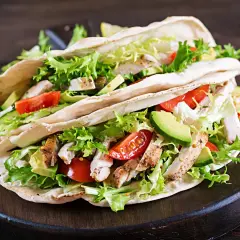 Dwa pyszne wrapy z kurczakiem, awokado, pomidorami i sałatą. Idealny kebab czy kebap na szybki lunch.