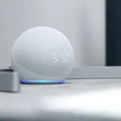 Altavoz blanco con pantalla LED mostrando la hora, parte de un sistema de alexa domotica.