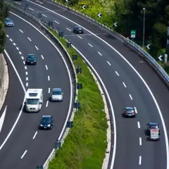 Autostrada na Węgrzech, z samochodami i kamperem. Winieta węgry potrzebna do podróży.