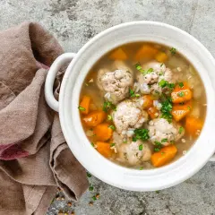 Lekka zupa na lato z klopsikami, dynią i kaszą. Idealna na gorące dni.