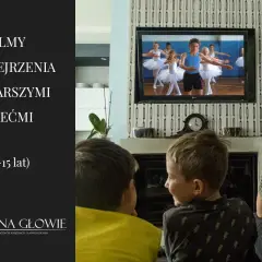 Dwóch chłopców ogląda film o balecie. Idealne filmy dla dzieci 10-12 lat, które rozbudzą ich pasje.