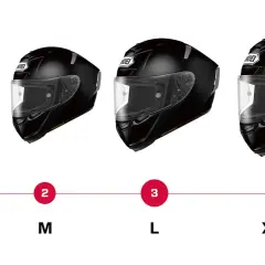Cuatro cascos de moto negros de diferentes tamaños, de XS a XXL. El peso del casco de moto varía según la talla.