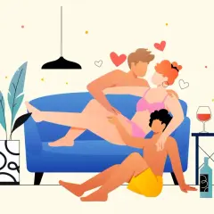 Trójka blisko siebie na kanapie, serduszka unoszą się w powietrzu. Wino i świeca sugerują romantyczny wieczór, idealny, by dowiedzieć się, jak się podniecić.