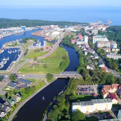 Widok na port jachtowy i rzekę w Kołobrzegu. Warto zobaczyć to miasto, jego nabrzeże i mosty.