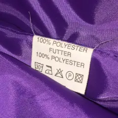 Metka informuje: 100% poliester. Czy poliester oddycha? Ta podszewka jest z poliestru, można prać w 30 stopniach.