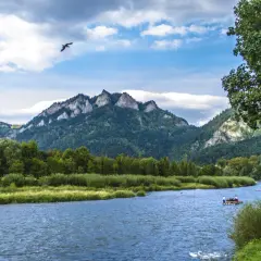 Malowniczy Dunajec, góry i tratwa turystów. Idealne miejsce na trasę Velo Dunajec.