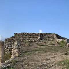 Antica struttura a gradoni in pietra, Monte d'Accoddi, avvolta dalla leggenda.