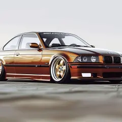 Złote felgi i brązowy lakier tego klasycznego e36 bmw podkreślają jego sportowy charakter.