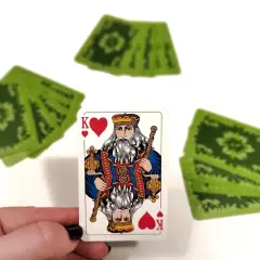 Król kier, a za nim zielone karty. Czy to gra w "dupę biskupa"?