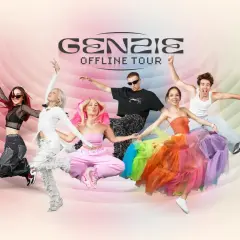 Grupa Genzie w skokach podczas koncertu "Offline Tour". Kolorowe stroje i energia na scenie.