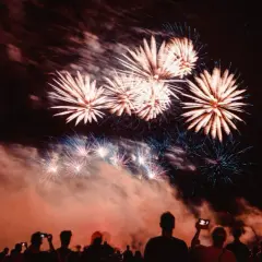 Wspaniały sylwester za granicą! Tłum ludzi podziwia spektakularne fajerwerki na nocnym niebie, niektórzy filmują telefonami.