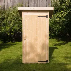 Drewniany wc na działce, idealny do ogrodu. Proste wymiary, dyskretny design.