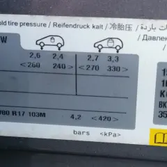 Pression pneu 206 : 2,6 bars pour les pneus avant 225/40 R18 92W, 2,4 bars pour les pneus arrière.