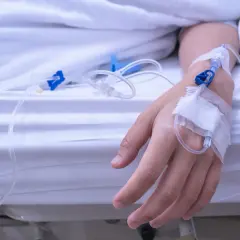 Ręka pacjenta z wenflonem, może wskazywać na objawy nadmiaru sodu.