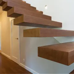Escalier flottant en bois, une idée pour comment vitrifier un escalier et lui donner un aspect moderne et lumineux.