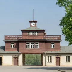 Das Torhaus eines ehemaligen Konzentrationslagers, ein Ort des Gedenkens und des **dark tourism**.