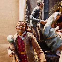 Statue di un presepe napoletano, con figure che sembrano raccontare proverbi sulla morte napoletani.