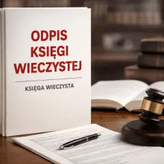 Księga wieczysta z napisem "Odpis księgi wieczystej" na okładce, obok wagi sprawiedliwości i młotka sędziowskiego. Dowiedz się, jak uzyskać wypis z księgi wieczystej.