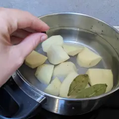 Dodaję ziarnko pieprzu do ziemniaków w garnku, by nadać im smak. Tak gotuję ziemniaki do sałatki.