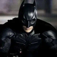 Le célèbre batman acteur, Christian Bale, en costume sombre, prêt à affronter le crime.