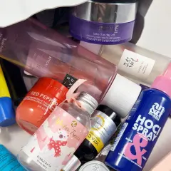 Eine bunte Sammlung von bht kosmetik Produkten, darunter Cremes, Sprays und Seren, für eine umfassende Hautpflege.