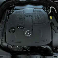 Silnik V6 w Mercedesie C Klasa W204, gotowy do pracy.