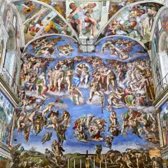 Die Decke der Sixtinischen Kapelle zeigt Michelangelos Meisterwerk: eine Fülle von Figuren, die den Himmel bevölkern, darunter die Erschaffung Adams und das Jüngste Gericht.