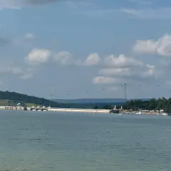 Widok na zaporę w Solinie, idealne miejsce na piesze szlaki z pięknymi widokami.