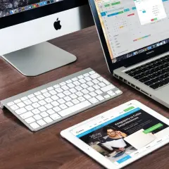 Zestaw Apple: iMac, MacBook Pro, klawiatura i iPad. Ekranowanie urządzeń pozwala na płynne **screen mirroring** i pracę.