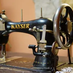 Stara maszyna Kayser, idealna do nauki, jak uszyć pelerynę dla dziecka.