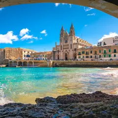 Malta z kościołem i turkusową wodą. Idealne miejsce na tanie loty w listopadzie.