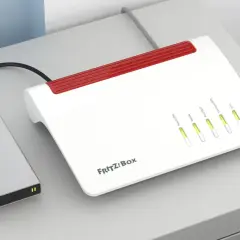 Eine externe Festplatte ist über ein Kabel mit einer FRITZ!Box verbunden, um Daten im Netzwerk zu teilen.