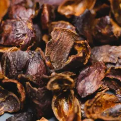 Suszone łupiny kawy, czyli cascara. To naturalny napój z owoców kawowca, o słodko-kwaśnym smaku.