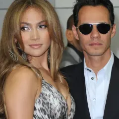 Jennifer Lopez i jej ówczesny mąż, Marc Anthony, pozują do zdjęć.